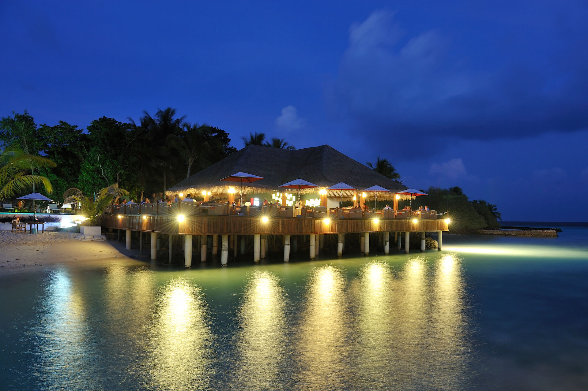 Eriyadu island resort 4. Эрияду Айленд Резорт Мальдивы. Eriyadu Island Resort 4 Мальдивы. Embudu Village Resort Maldives. Island Village Мальдивы.