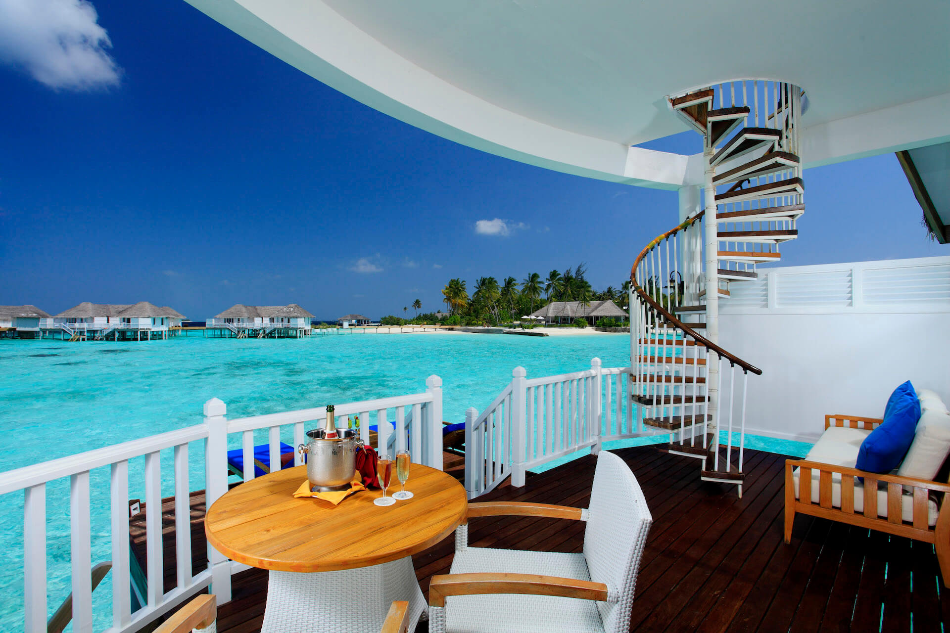 Centara grand island resort. Центара Гранд Мальдивы. Centara Grand Island Resort Spa Maldives. Centara Grand Island Resort & Spa 5*. Мальдивы отель Сентара.