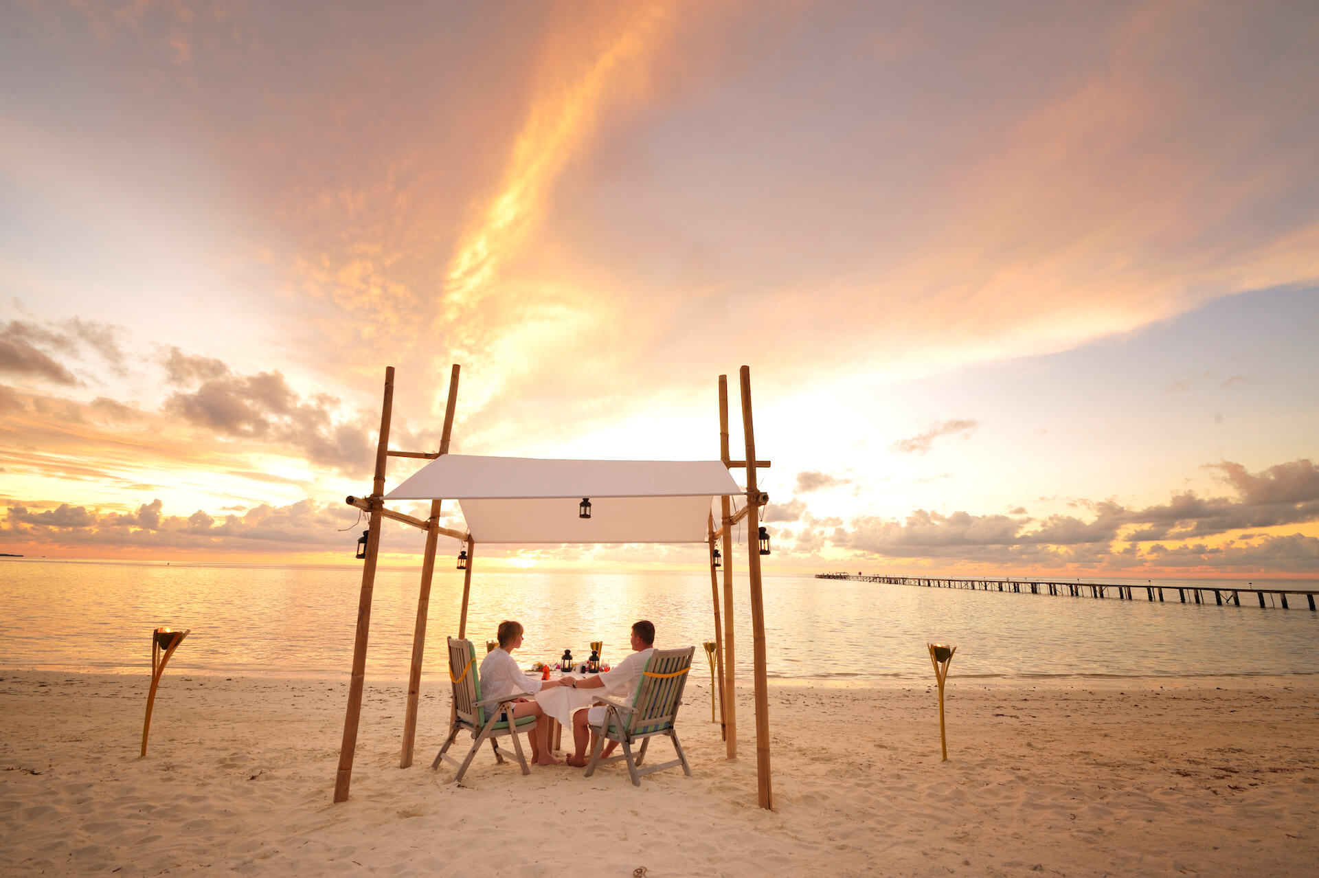 Fun island. Лежак на пляже. Романтический ужин на Мальдивах. Fun Island Resort. Красивые пляжи крутые с развлечениями.