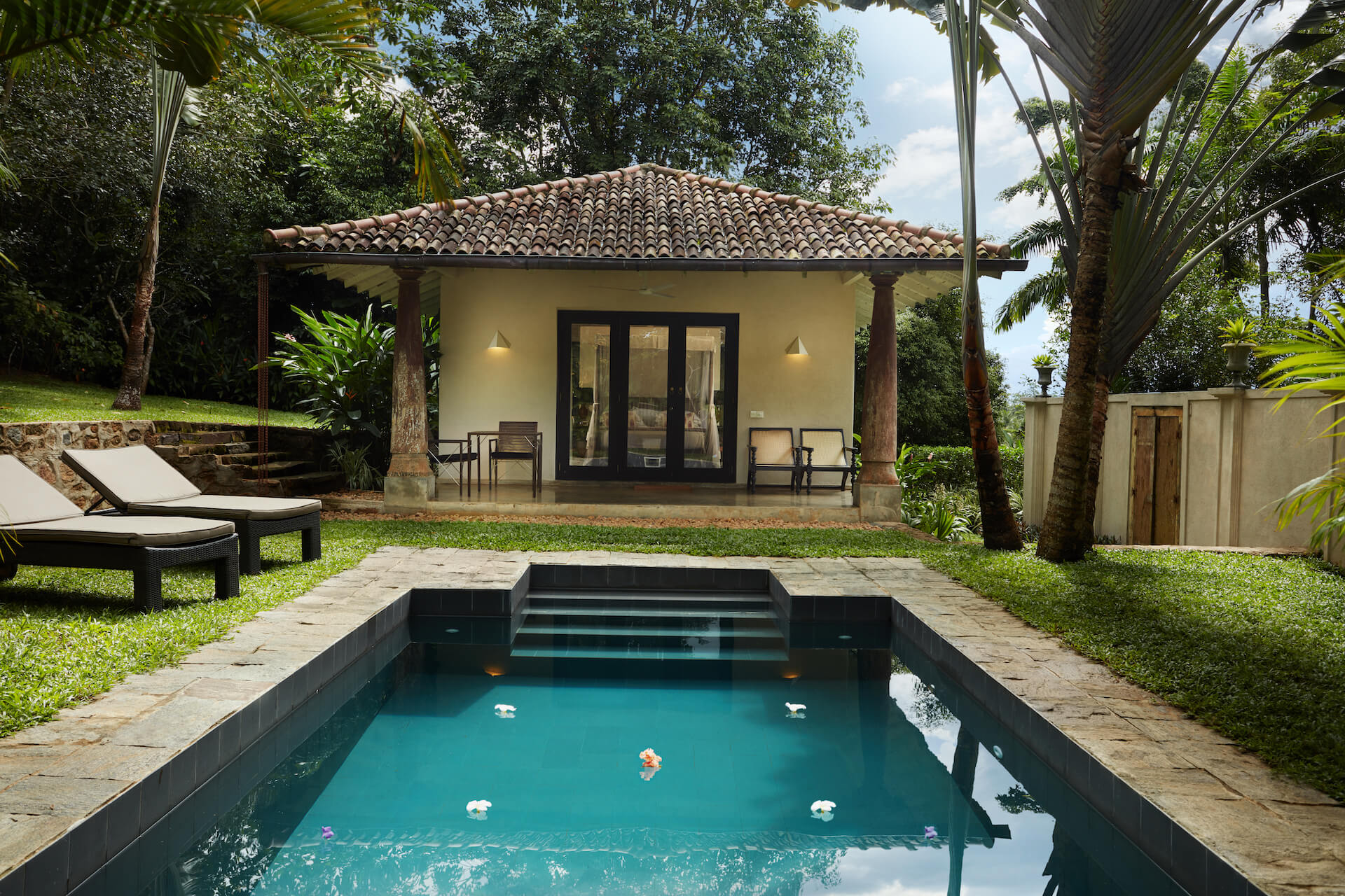 Дом на шри ланке. Однаэтажная вилла Шри Ланка. Шри Ланка дом с бассейном. Шри Ланка вилла с бассейном.